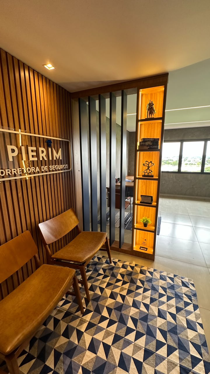 Detalhe da entrada com mobiliário aconchegante